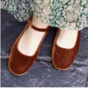 ISO doen rust velvet Mary Jane’s size 7:)